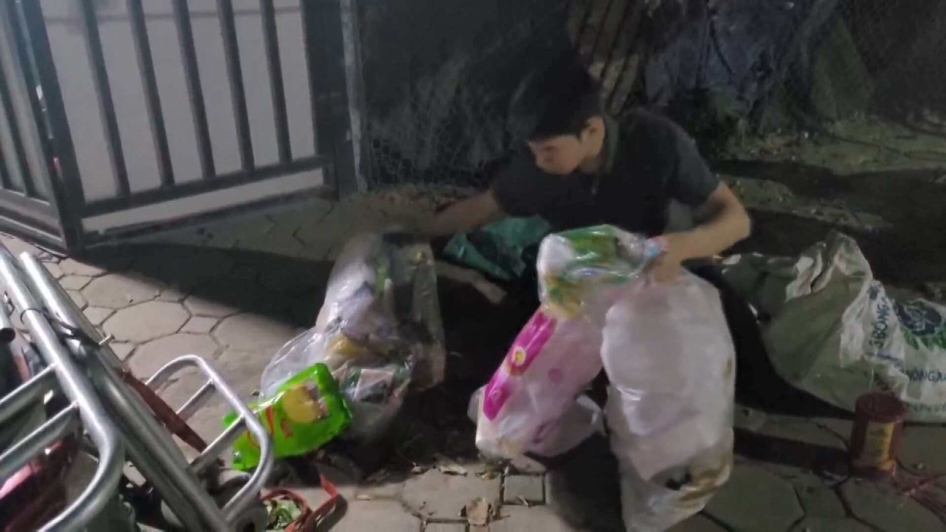 Chỉ hơn 6 tháng hoạt động, nhóm đã đi khắp thành phố và thu về gần 1 tấn rác thải